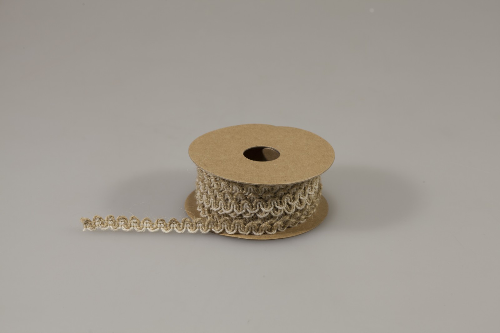 Лента льняная с хлопковой оплеткой 15мм х 2м Бежевый Unison (0815-5) Лента льняная с хлопковой оплеткой 15мм х 2м Бежевый Unison (0815-5)